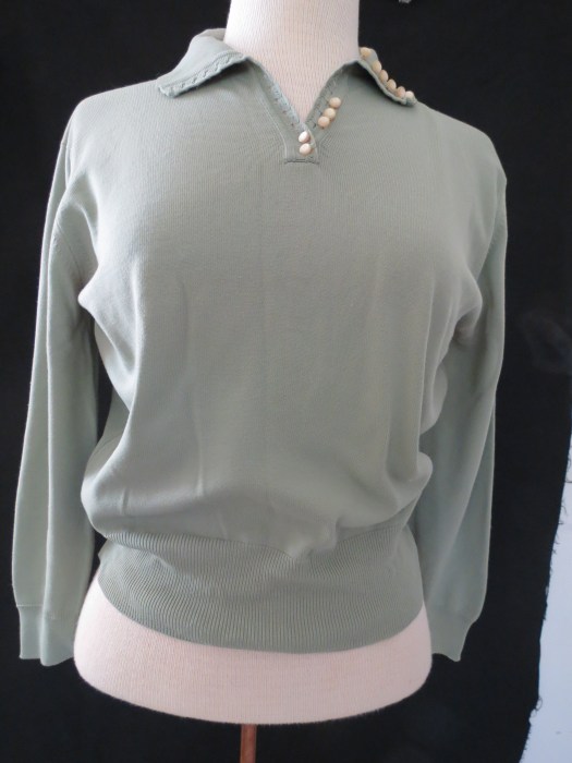 TRUE VINTAGE 1940s - '50s LIGHTWEIGHT KNIT SWEATER OR BLOUSE