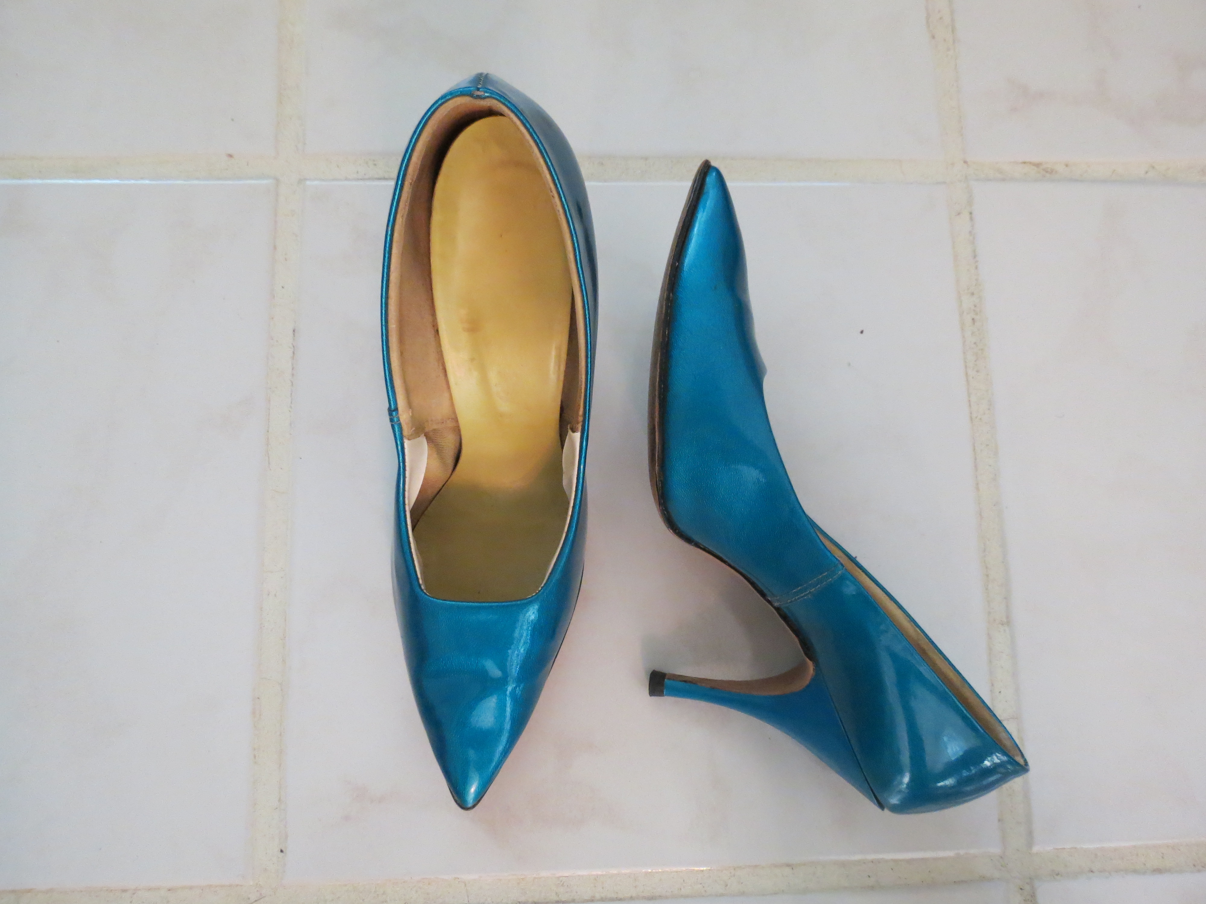 TRUE VINTAGE EARLY 1960s METALLIC SAPPHIRE BLUE STILETTO PUMPS