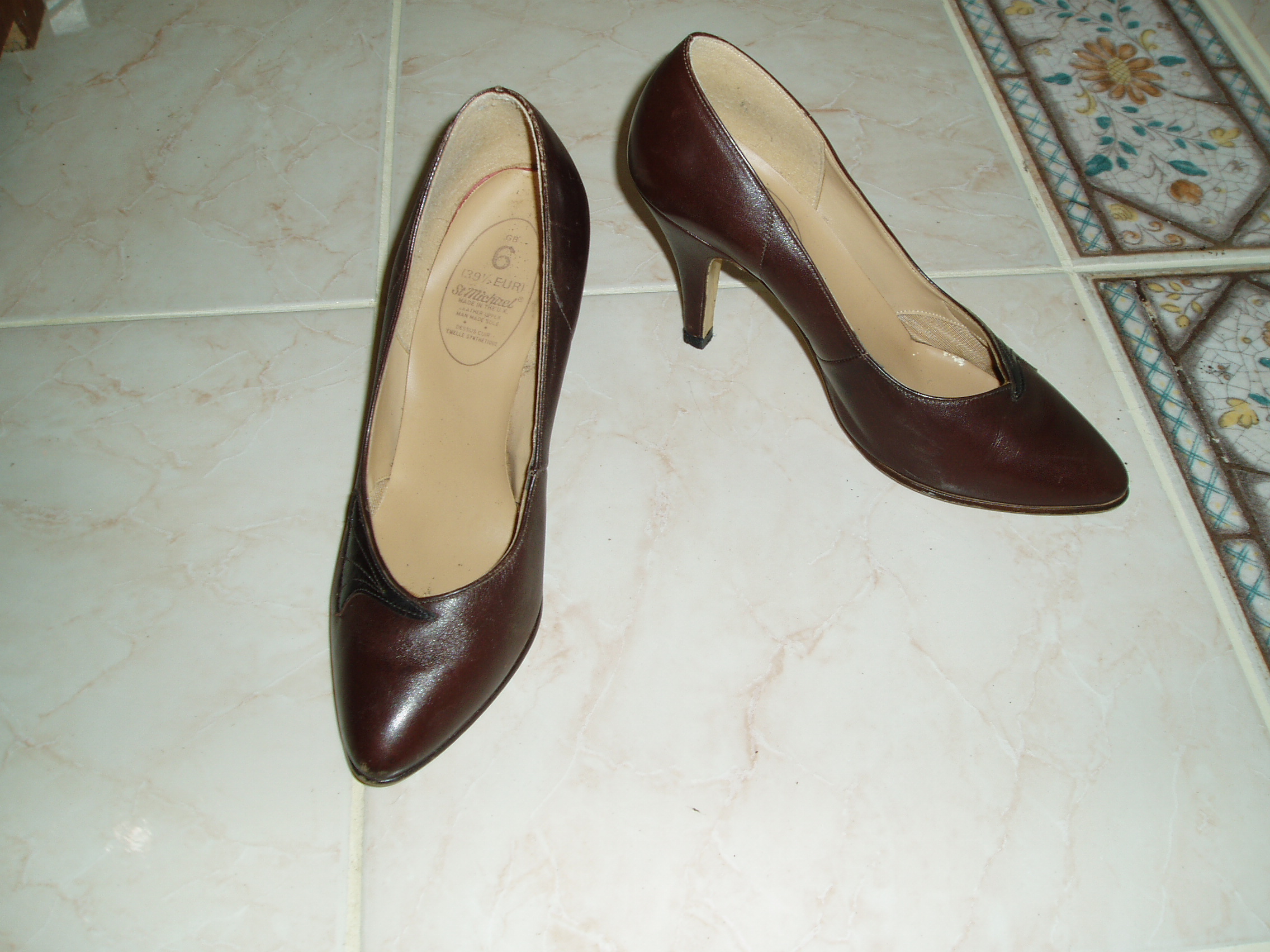 TRUE VINTAGE HIGH-HEEL STILETTO PUMPS FROM THE UK: A CLASSIC WARDROBE STAPLE