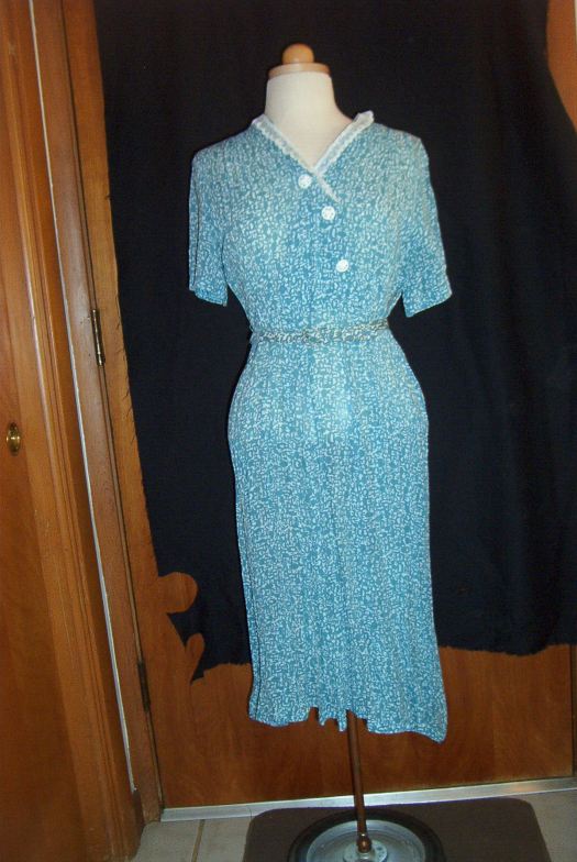 TRUE VINTAGE RAYON DAY DRESS FROM THE LATE 1930s TO EARLY 1940s