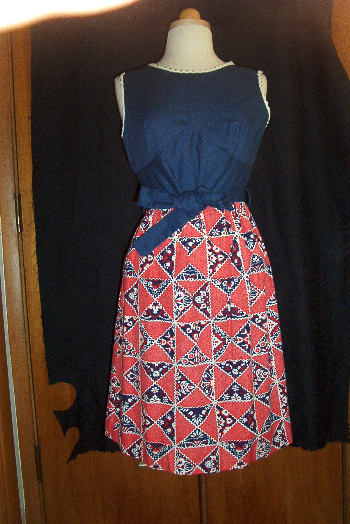 A TRUE VINTAGE EARLY 1960'S DRESS FOR SUMMER PICNICS & OUTDOOR ACTIVITIES