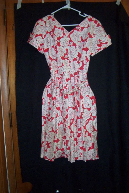 A PRETTY LITTLE TRUE VINTAGE DAY DRESS FROM THE 1950'S - EARLY 1960'S