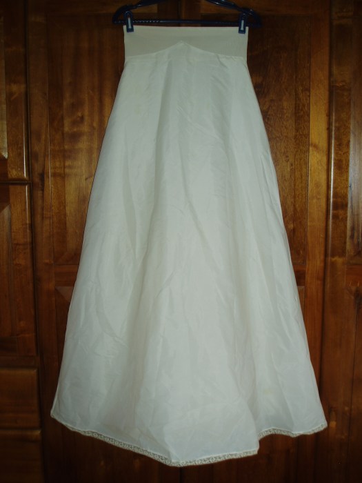 TRUE VINTAGE FULL-LENGTH CRINOLINE HALF-SLIP FROM THE 1950S