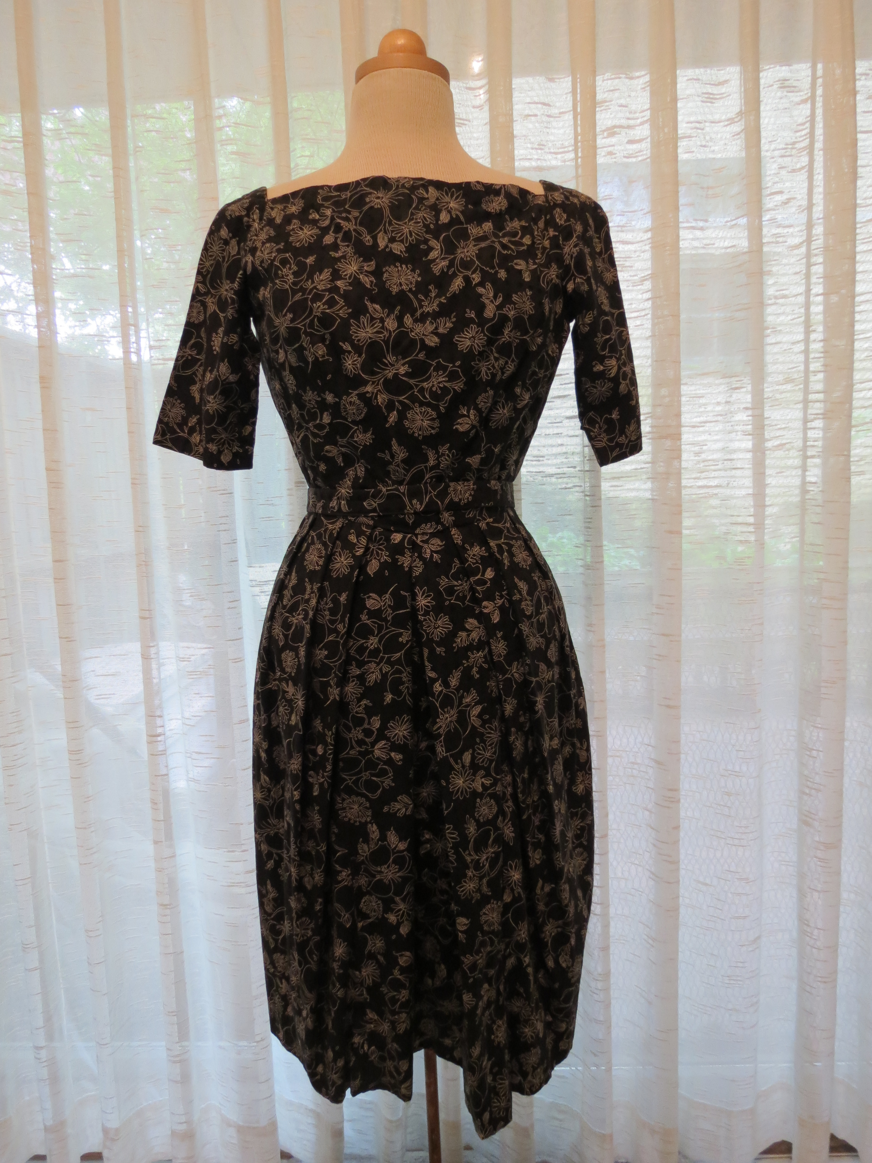 A VERY PRETTY TRUE VINTAGE DRESS, HOME-SEWN IN THE 1950'S