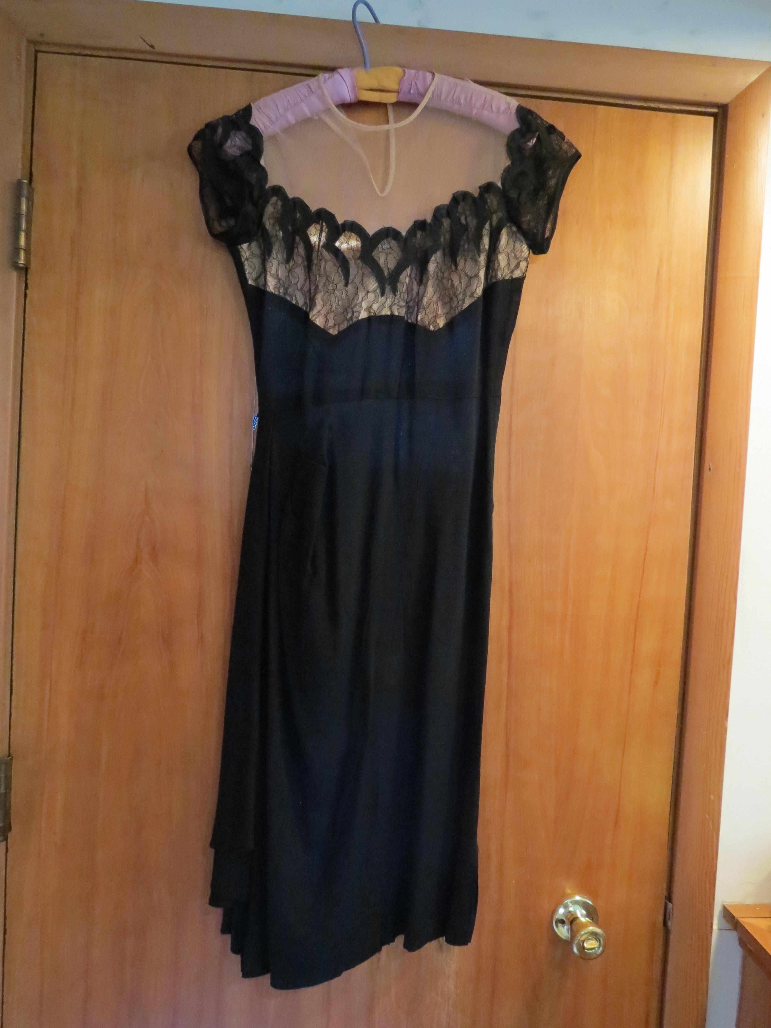 A LOVELY TRUE VINTAGE 1940'S DRESS FOR DINNER AND DANCING