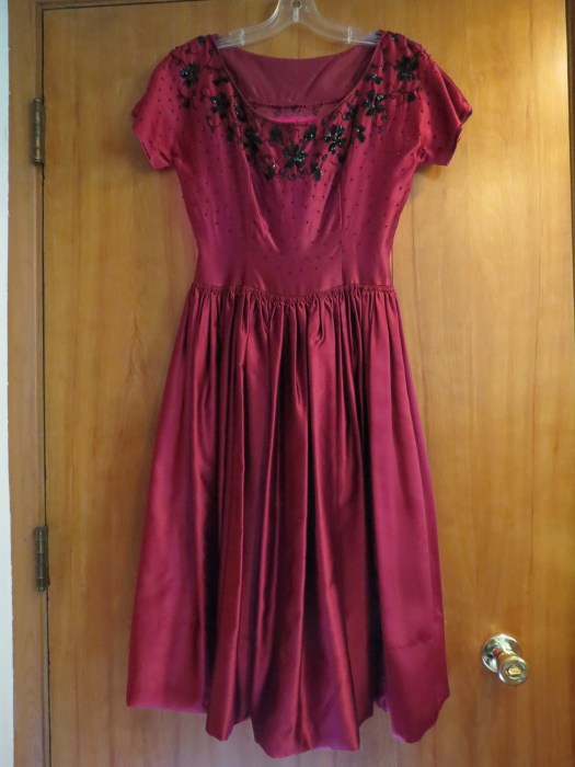 LATE 1940'S - EARLY 1950'S NEW LOOK TRUE VINTAGE GOWN