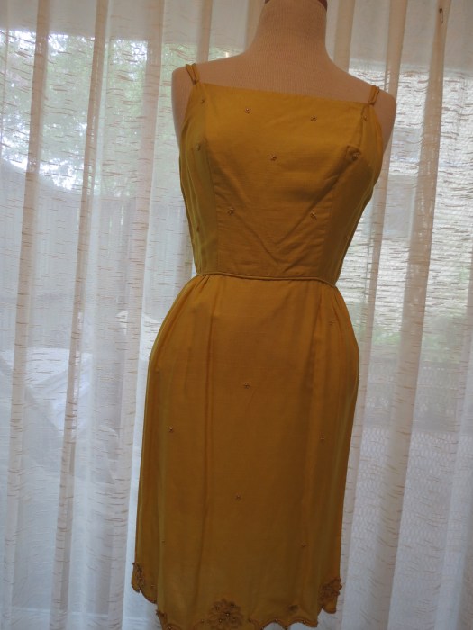 A DELIGHTFULLY PRETTY LITTLE YELLOW SUNDRESS - TRUE VINTAGE 1950'S