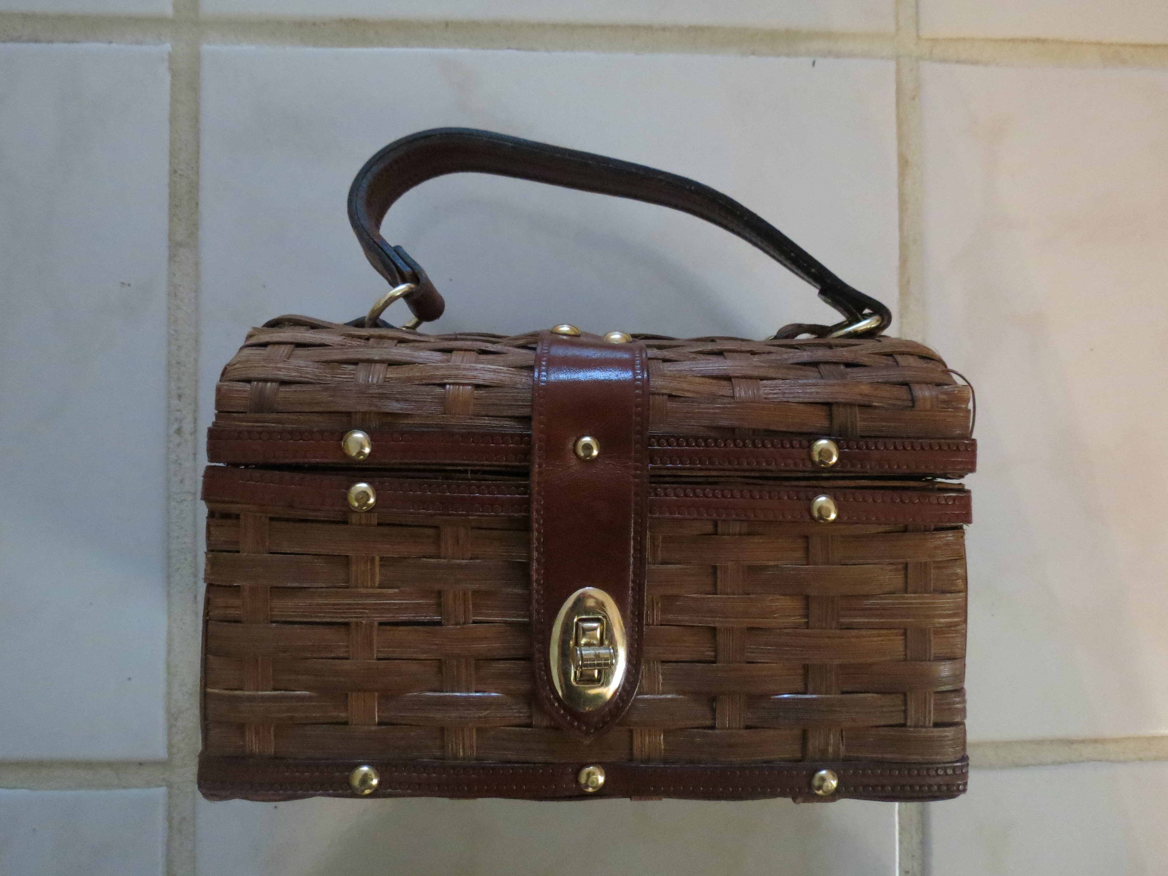 TRUE VINTAGE 1950'S - 1960'S CASUAL WOVEN BOX HANDBAG