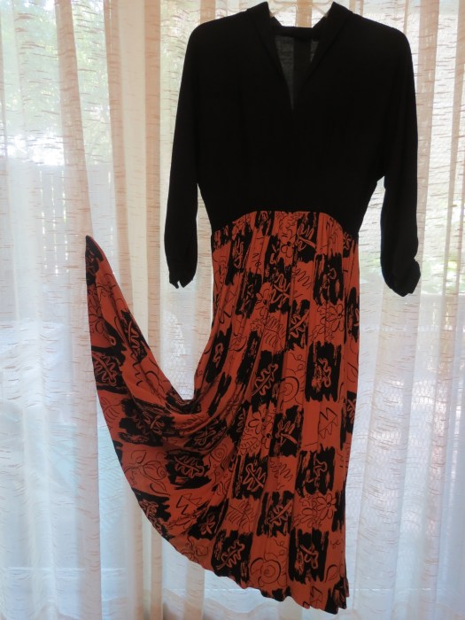 TRUE VINTAGE LATE 1940'S SWINGY RAYON DRESS
