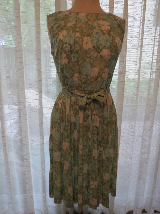 PRETTY LITTLE SLINKY KNIT DRESS FROM THE 1950'S - EARLY 1960'S