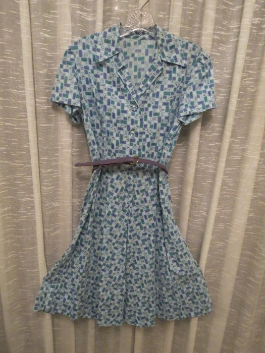 A FAVORITE COTTON 1940's - 1950'S SHIRTWAIST DRESS - HAPPY DAYS!