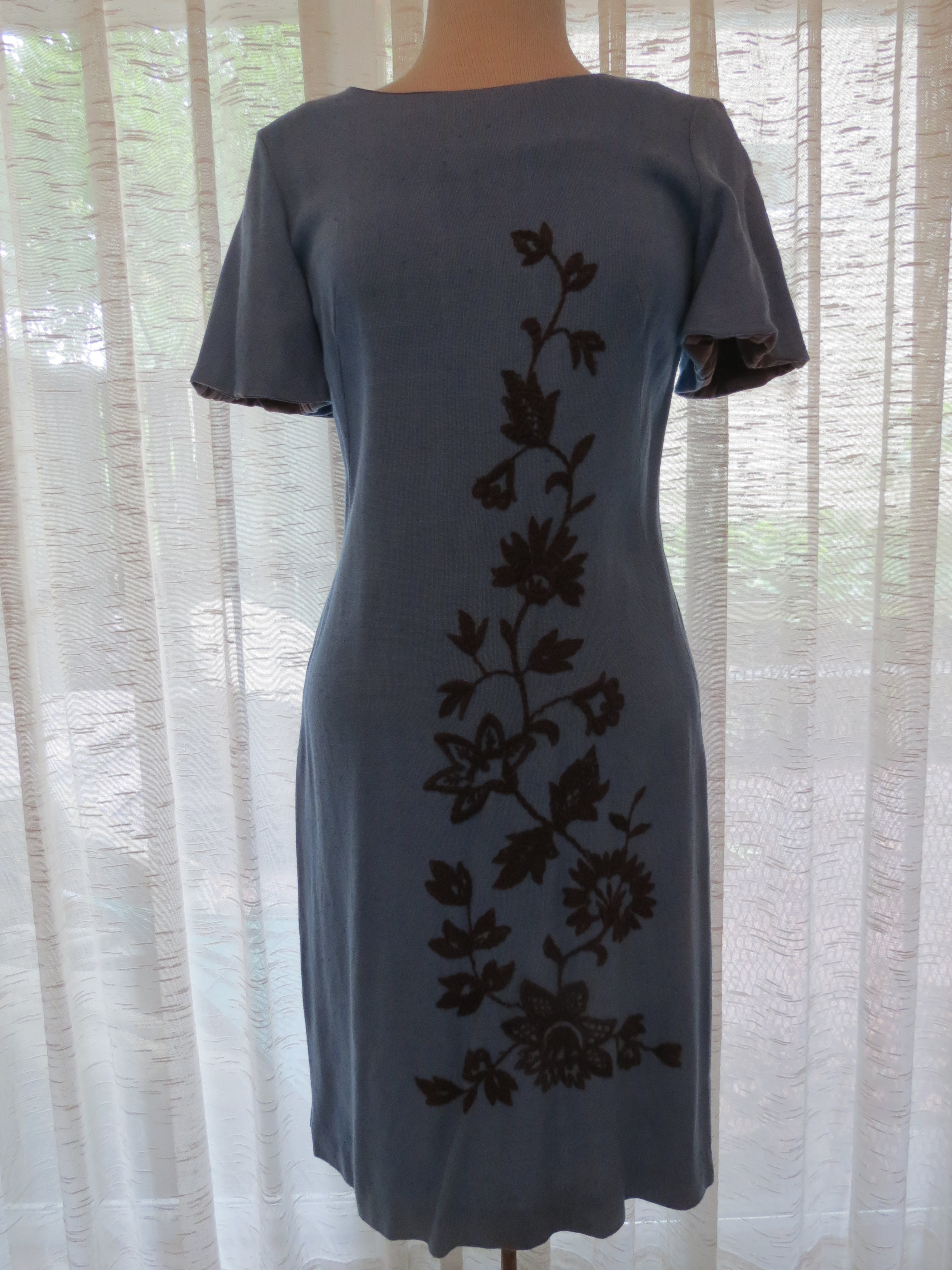 A PRETTY TRUE VINTAGE SHORT-SLEEVED SHEATH DRESS FROM THE 1960'S - CUSTOM TAILORED