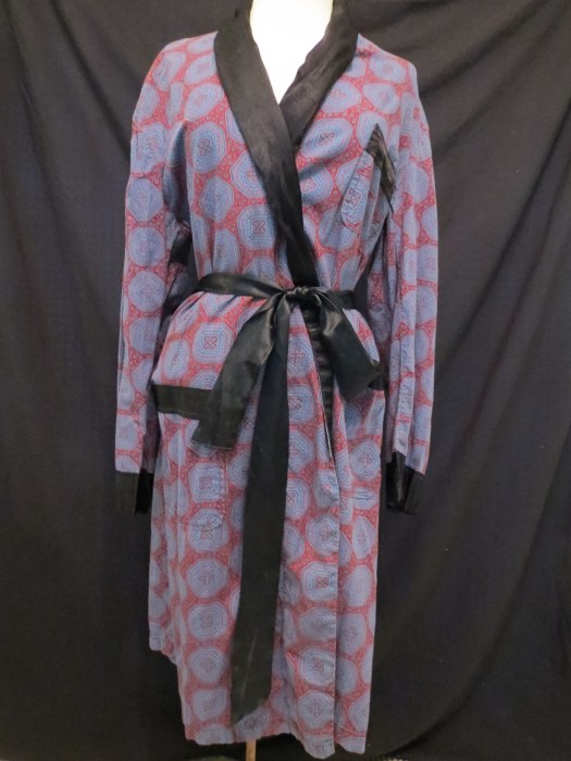 MY SECOND MEN'S BATHROBE FROM THE '50'S - '60'S, WITH A COMPLETELY DIFFERENT VIBE