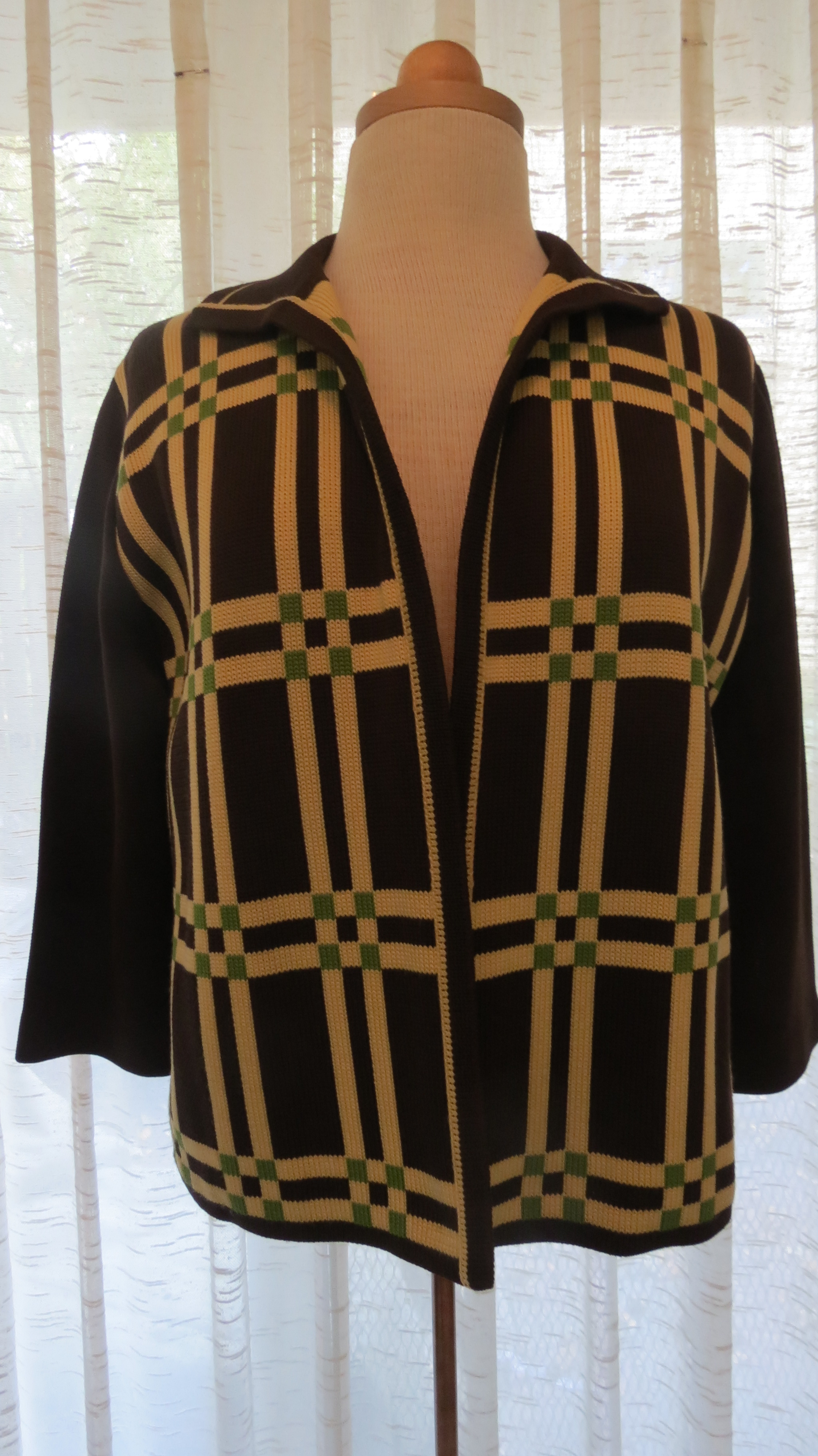 A TRUE VINTAGE HEAVY KNIT 1950'S - EARLY 1960'S SWEATER-JACKET