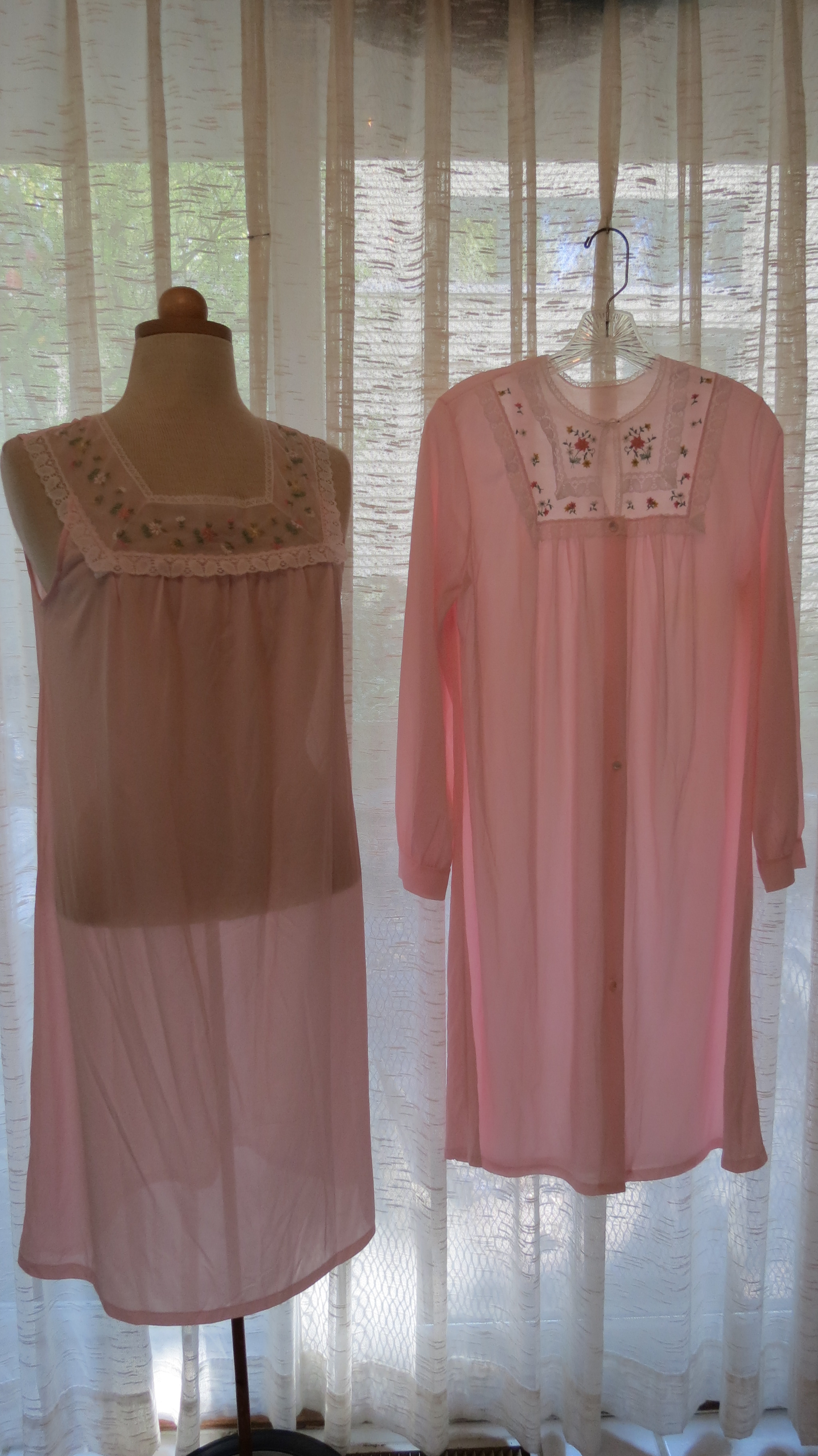 A VERY SWEET TRUE VINTAGE NIGHTGOWN & ROBE SET FROM THE 1960'S
