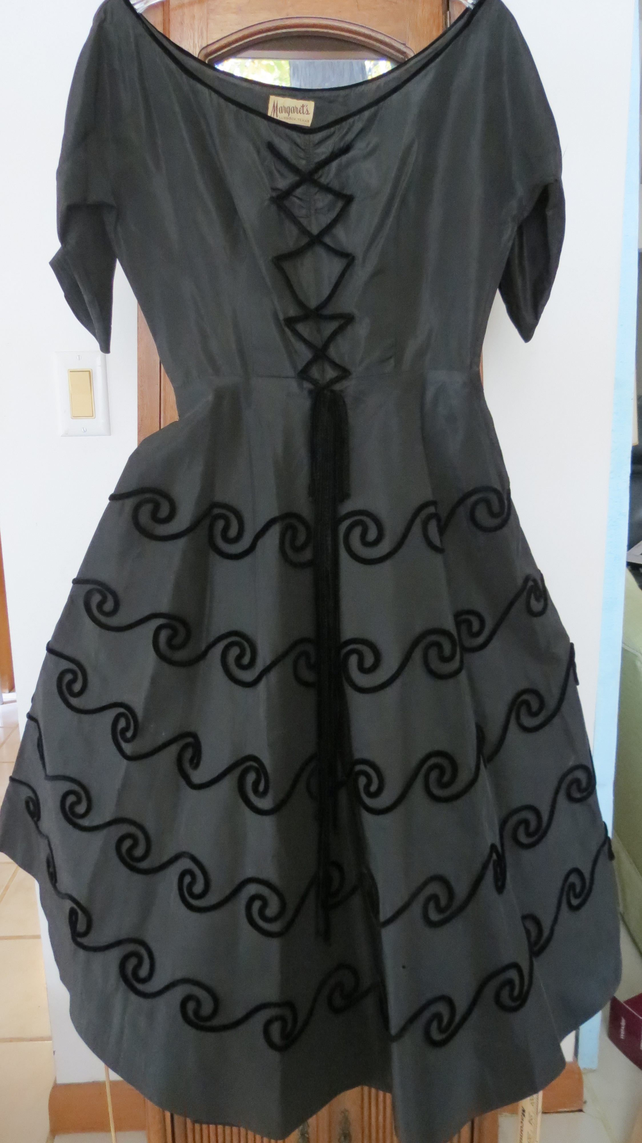 STILL WONDERING WHAT YOU'D NEED SOME ELEGANT GLOVES FOR?  HOW ABOUT A TRUE VINTAGE 1940'S SWING EVENING DRESS?