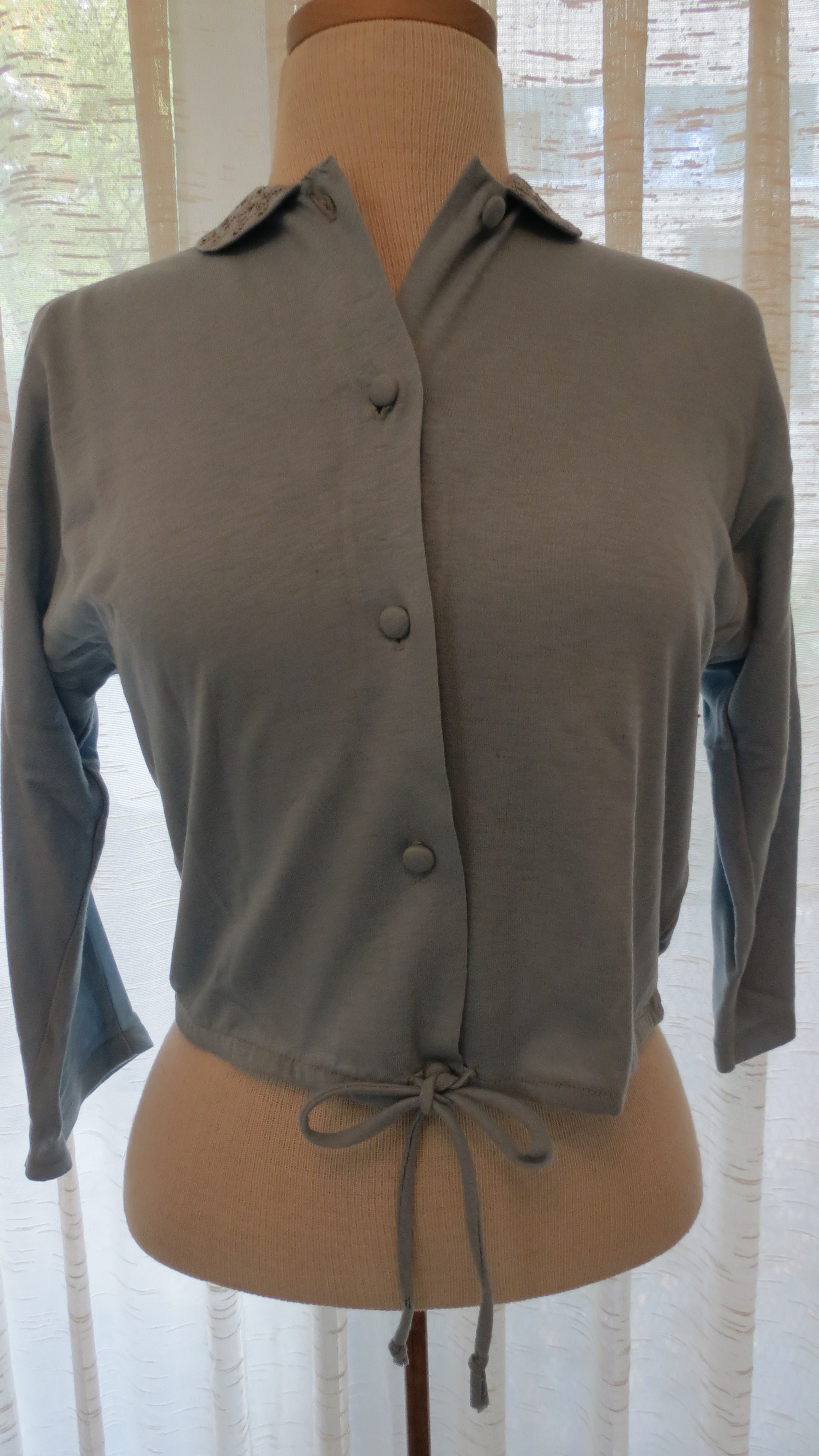 A 1940'S SWEATER - BLOUSE IN LIGHTWEIGHT WOOL