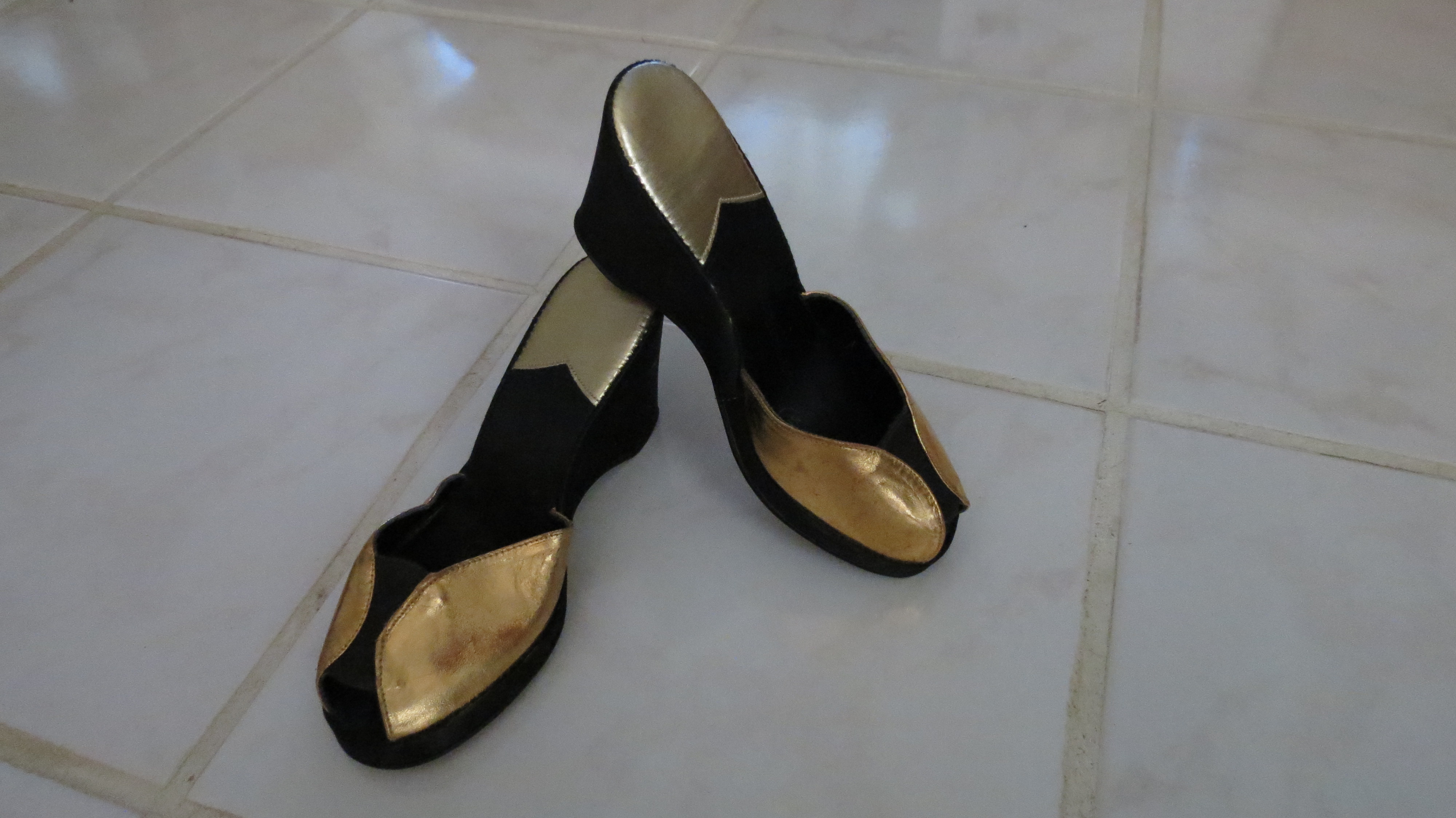 TRUE VINTAGE 1940'S OR '50'S SATIN & LEATHER PLATFORM HOUSE-SLIPPERS