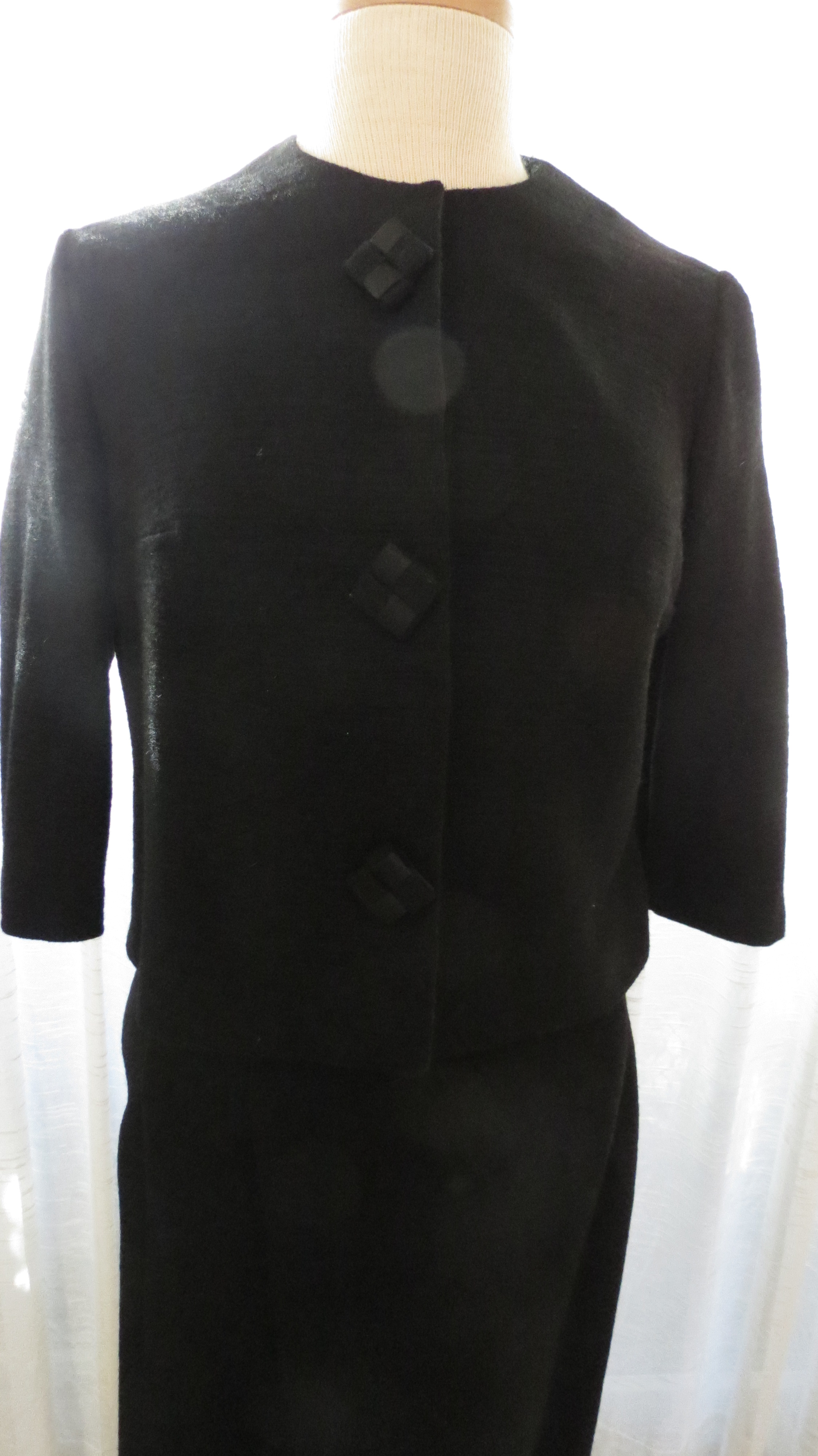 A BEAUTIFUL LIGHTWEIGHT WOOL SUIT FROM AROUND 1960