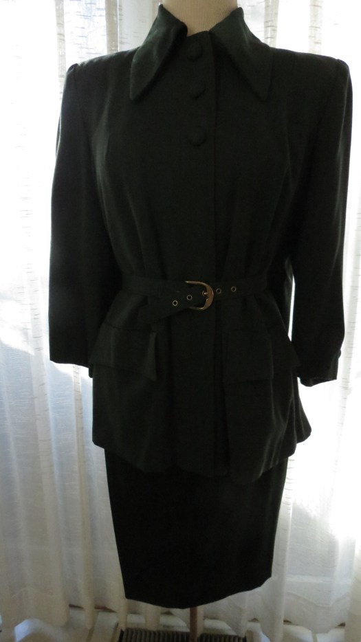 ANOTHER 'POWER SUIT' FROM THE 1940'S WITH DYNAMIC STYLING