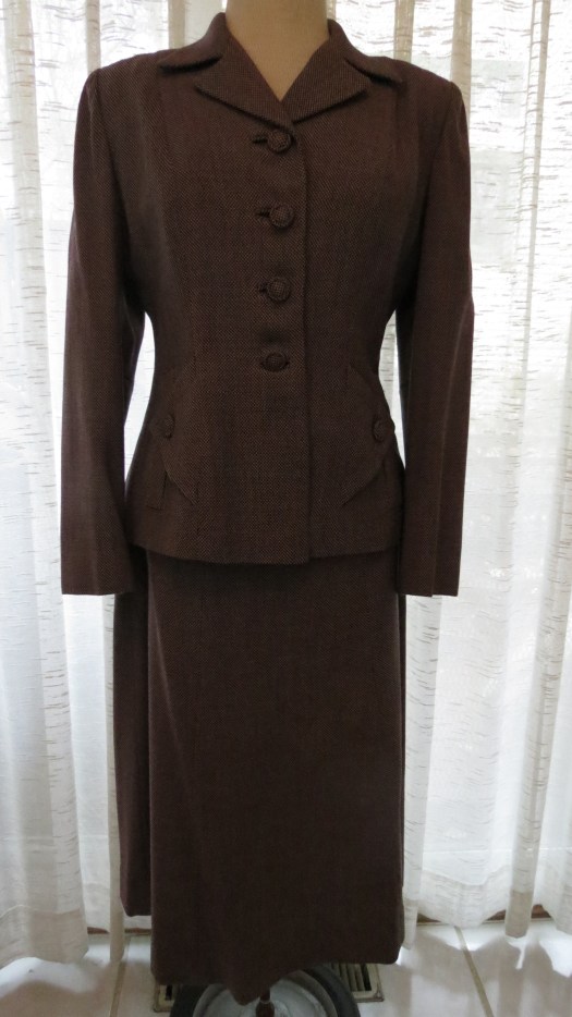 AN ABSOLUTELY GORGEOUS LADIES' SKIRT SUIT FROM THE 1940'S