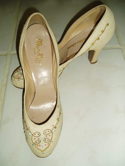 RARE TRUE VINTAGE 1930'S EMBROIDERED PUMPS