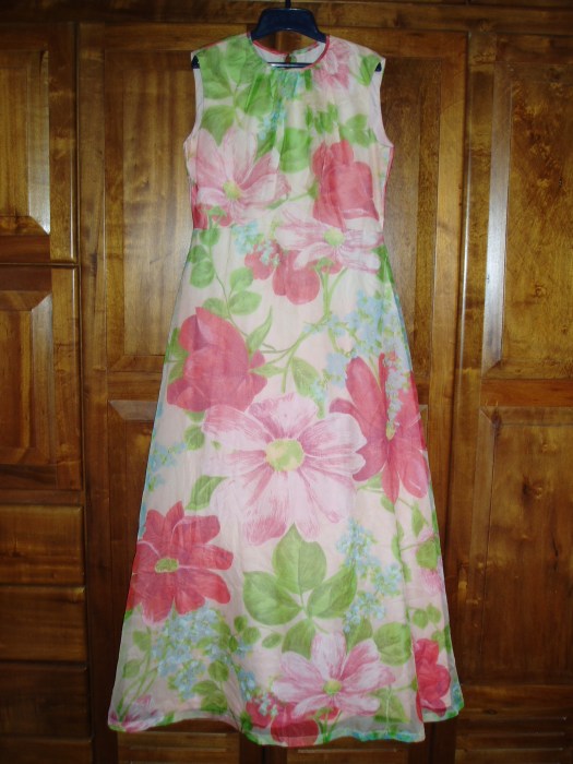 PRETTY SPRING SIXTIES FROCK FOR AN EASTER PARTY