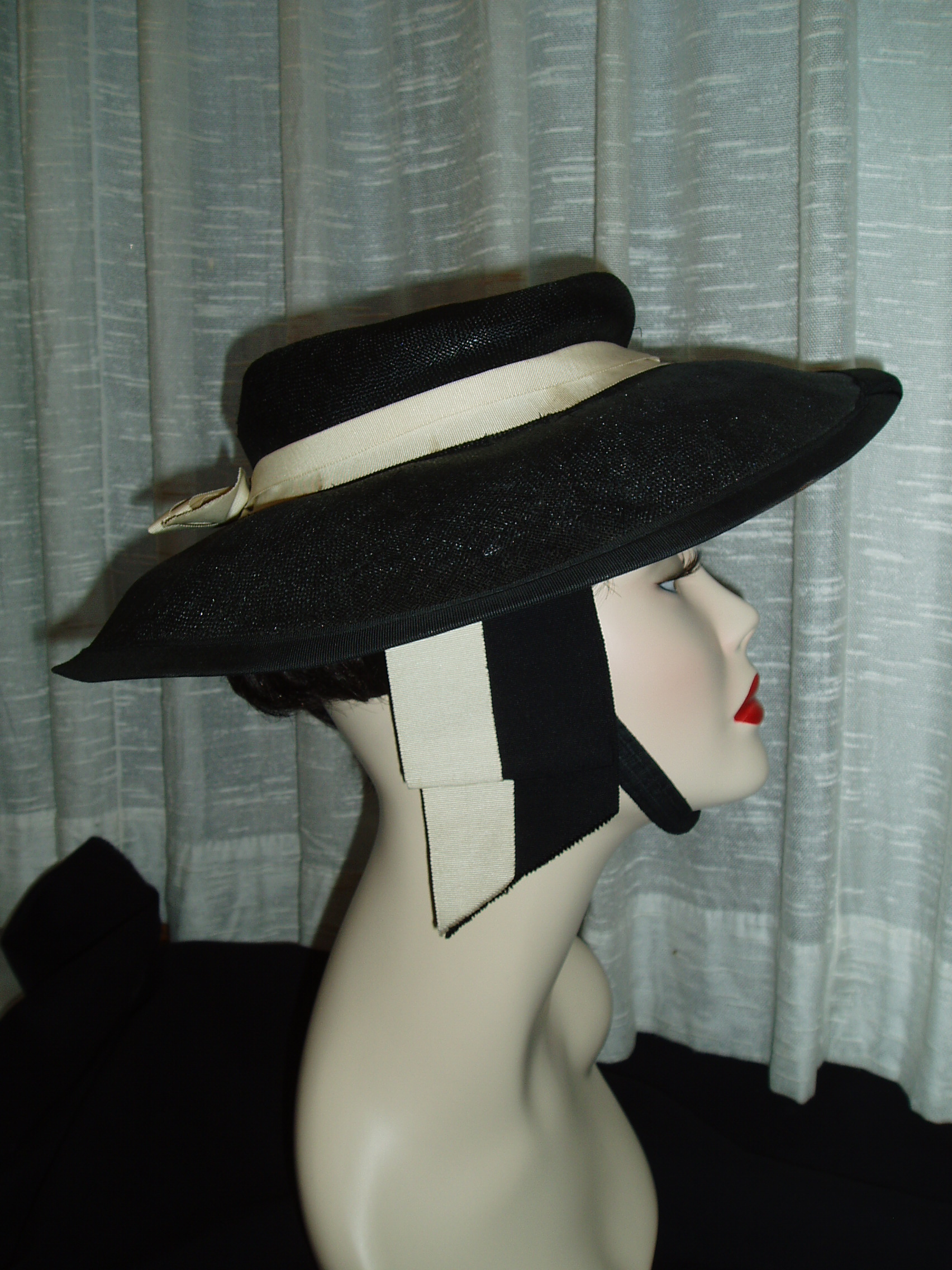 A FABULOUS TRUE VINTAGE LADIES' HAT - 1940'S / 1950'S