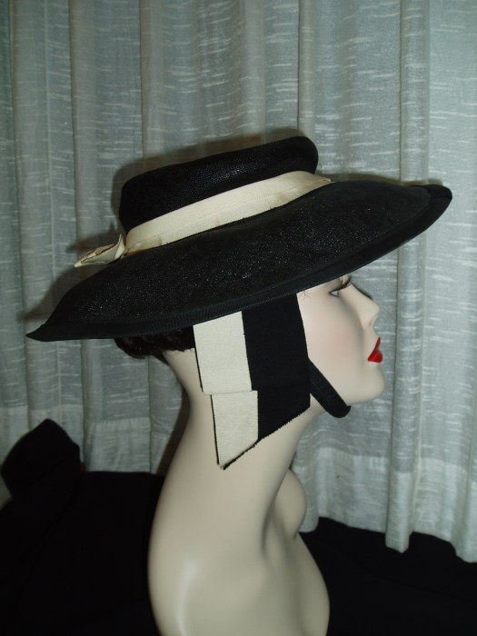 A FABULOUS TRUE VINTAGE LADIES' HAT - 1940'S / 1950'S