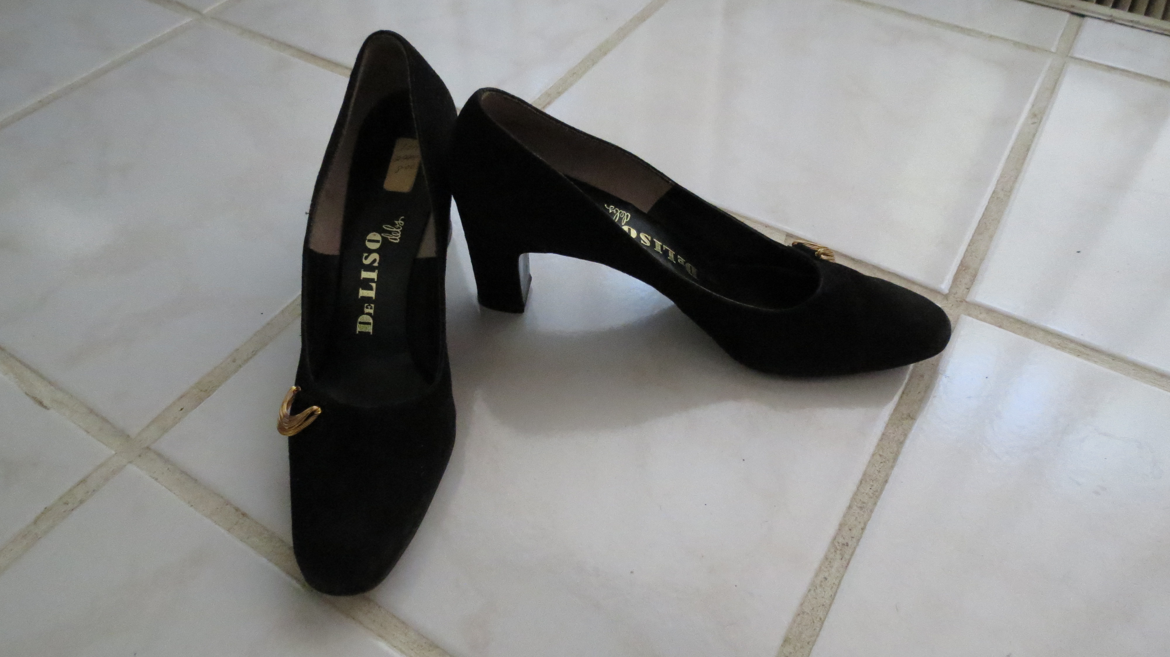 TRUE VINTAGE 1960'S DeLISO DEBS BLACK SUEDE PUMPS