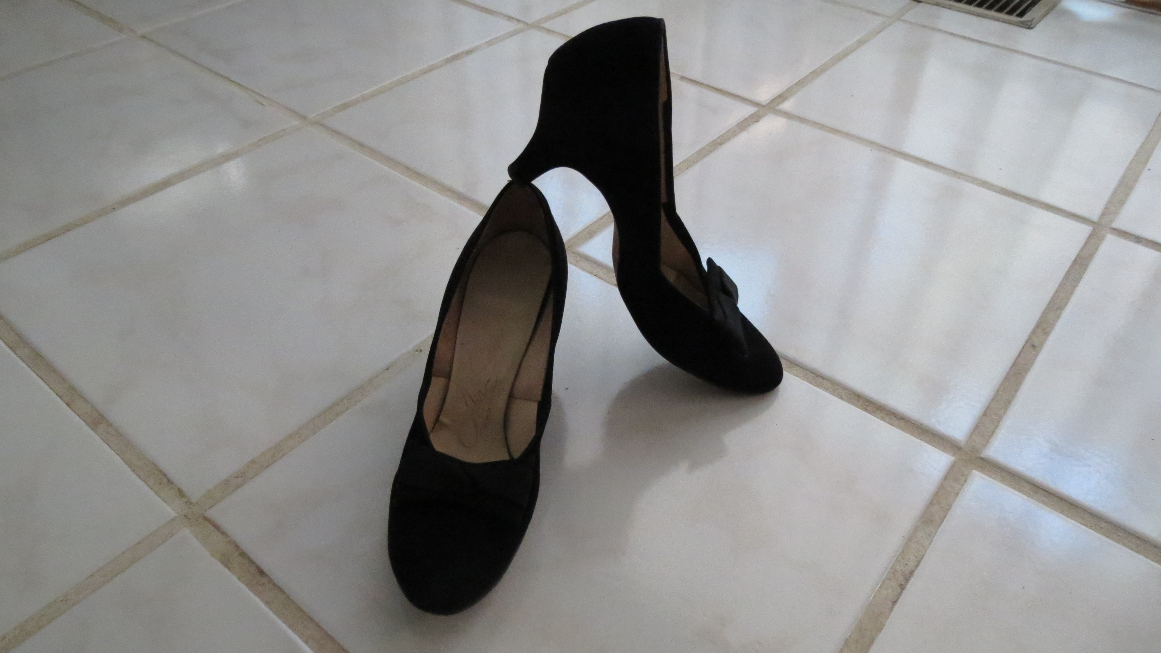 TRUE VINTAGE BLACK, ORNAMENTED MID-HEEL PUMPS FROM THE 1940'S - EARLY 1950'S