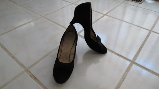 TRUE VINTAGE BLACK, ORNAMENTED MID-HEEL PUMPS FROM THE 1940'S - EARLY 1950'S