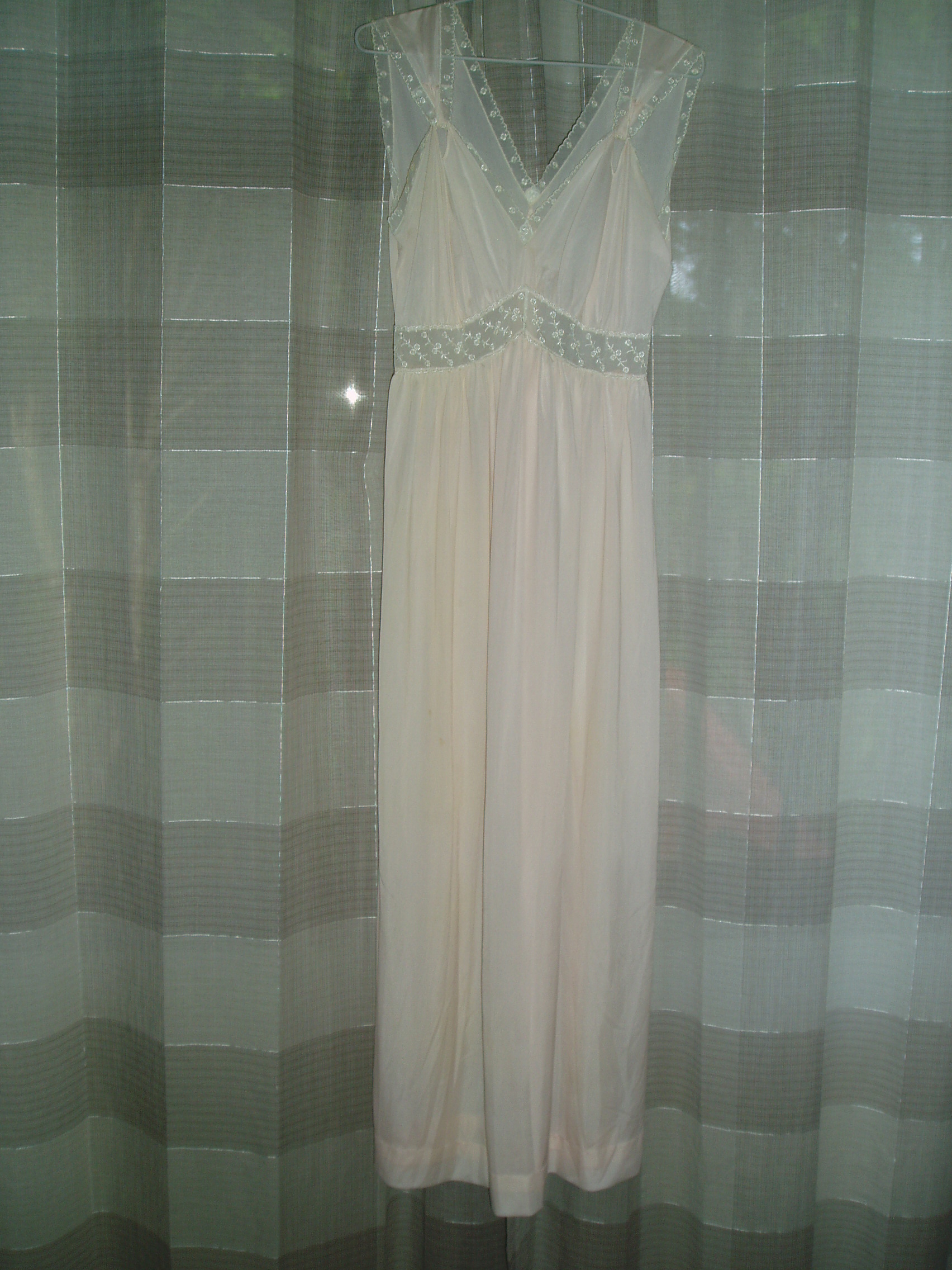 BEAUTIFUL 1940'S - 1950'S NYLON NIGHTGOWN