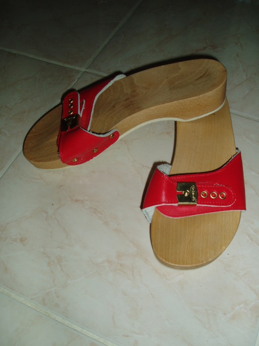 ORIGINAL 1970's DR. SCHOLL'S EXERCISE SANDALS - IN RED!