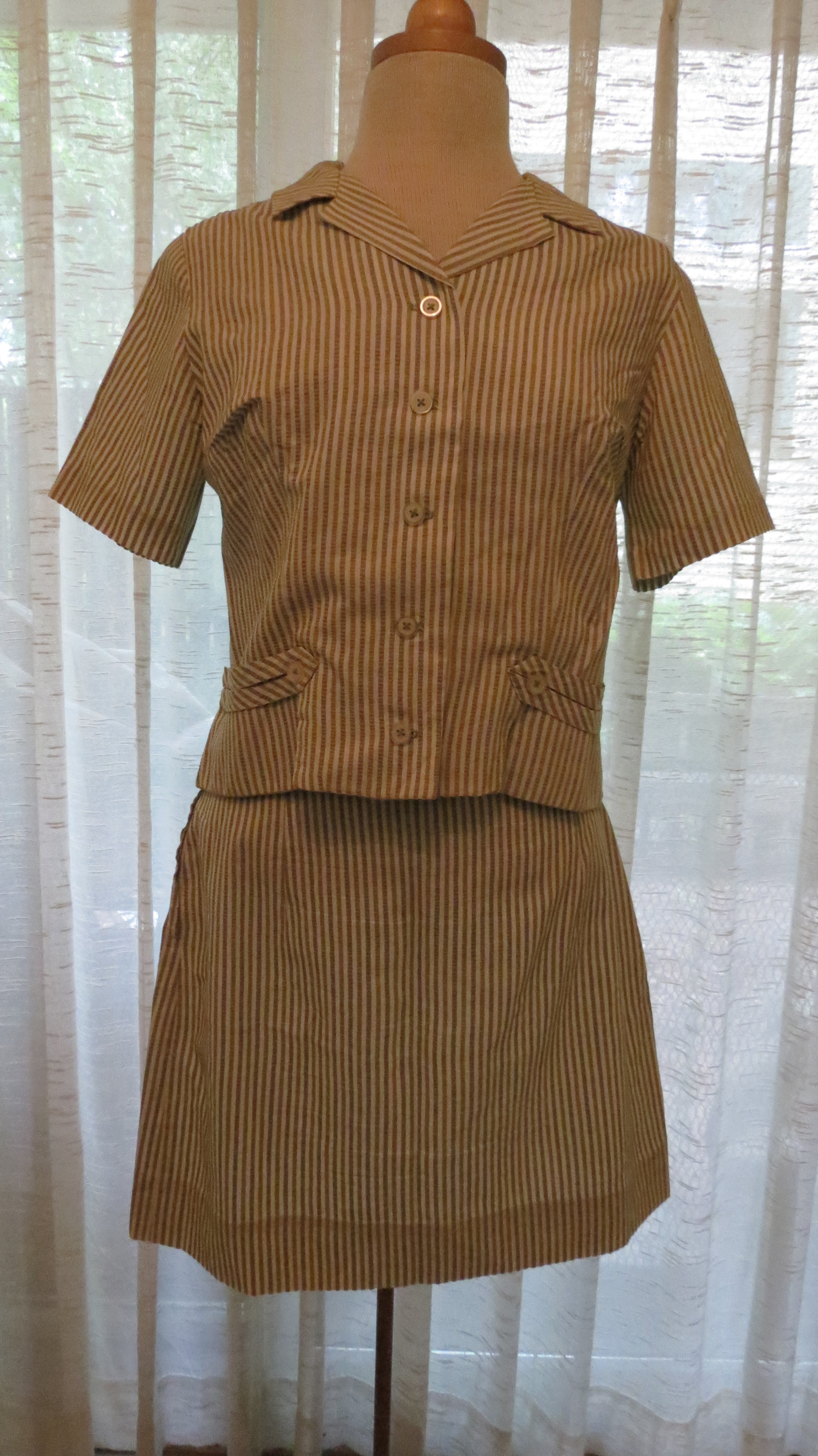 CUTE LITTLE SEERSUCKER SKIRT SUIT FROM THE SIXTIES, FOR SUMMER!