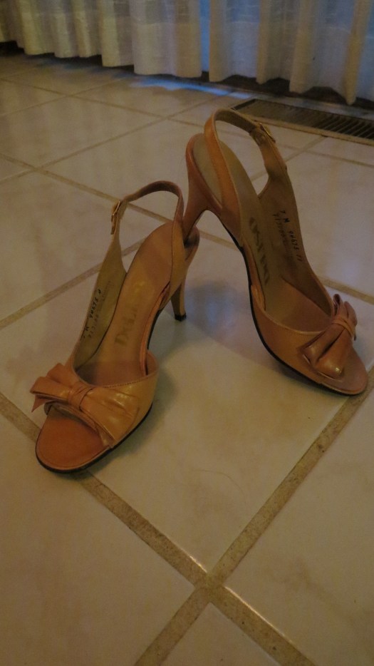 TRUE VINTAGE 100% LEATHER DELISO SLINGBACK SANDALS