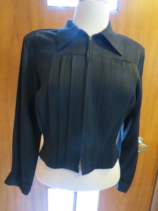 TRUE VINTAGE SHORT BLACK GABARDINE JACKET FROM THE 1940S.