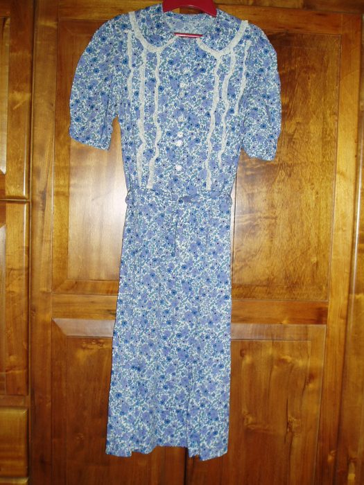 ANOTHER TRUE VINTAGE DAY DRESS CIRCA 1930s TO 1940s