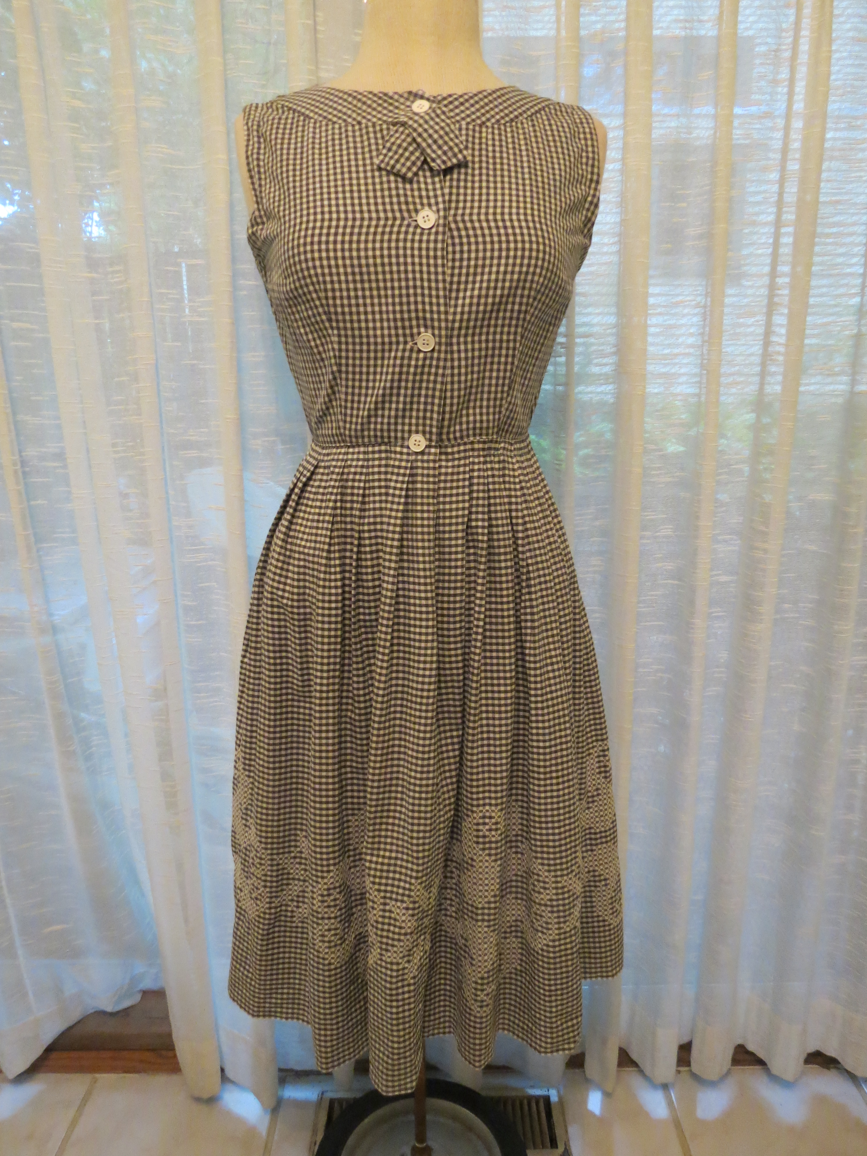A TRUE VINTAGE 1950'S LITTLE GINGHAM DAY DRESS