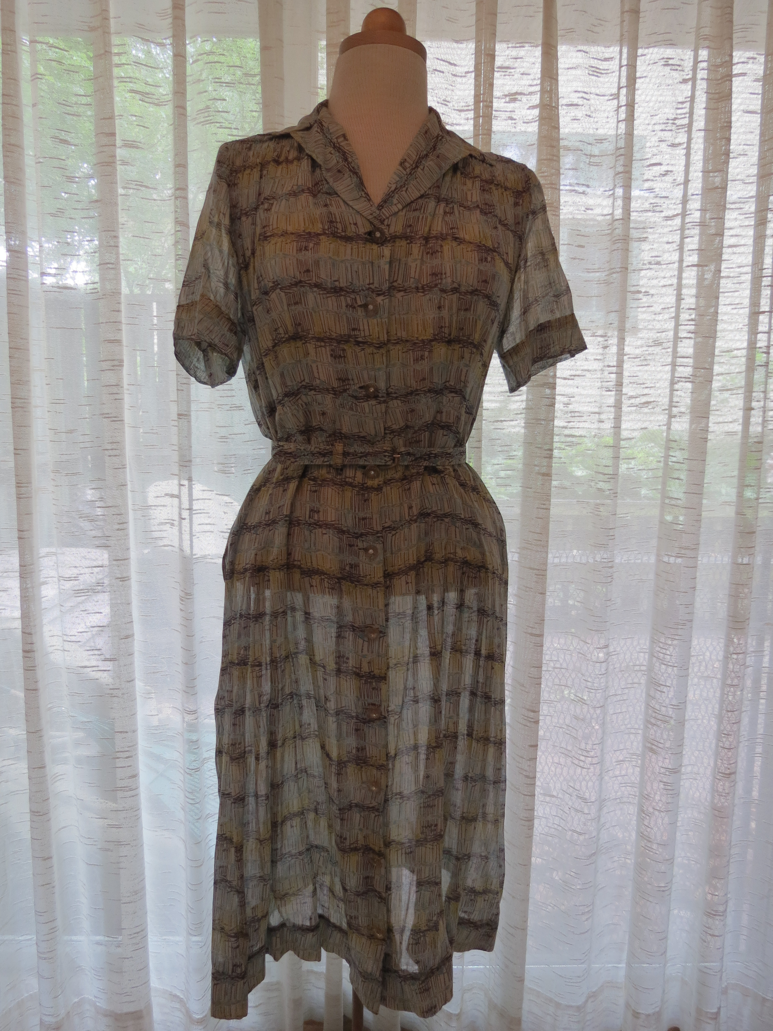 ANOTHER TRUE VINTAGE SHEER SHIRTWAIST STYLE FROM THE 1940'S - 1950'S