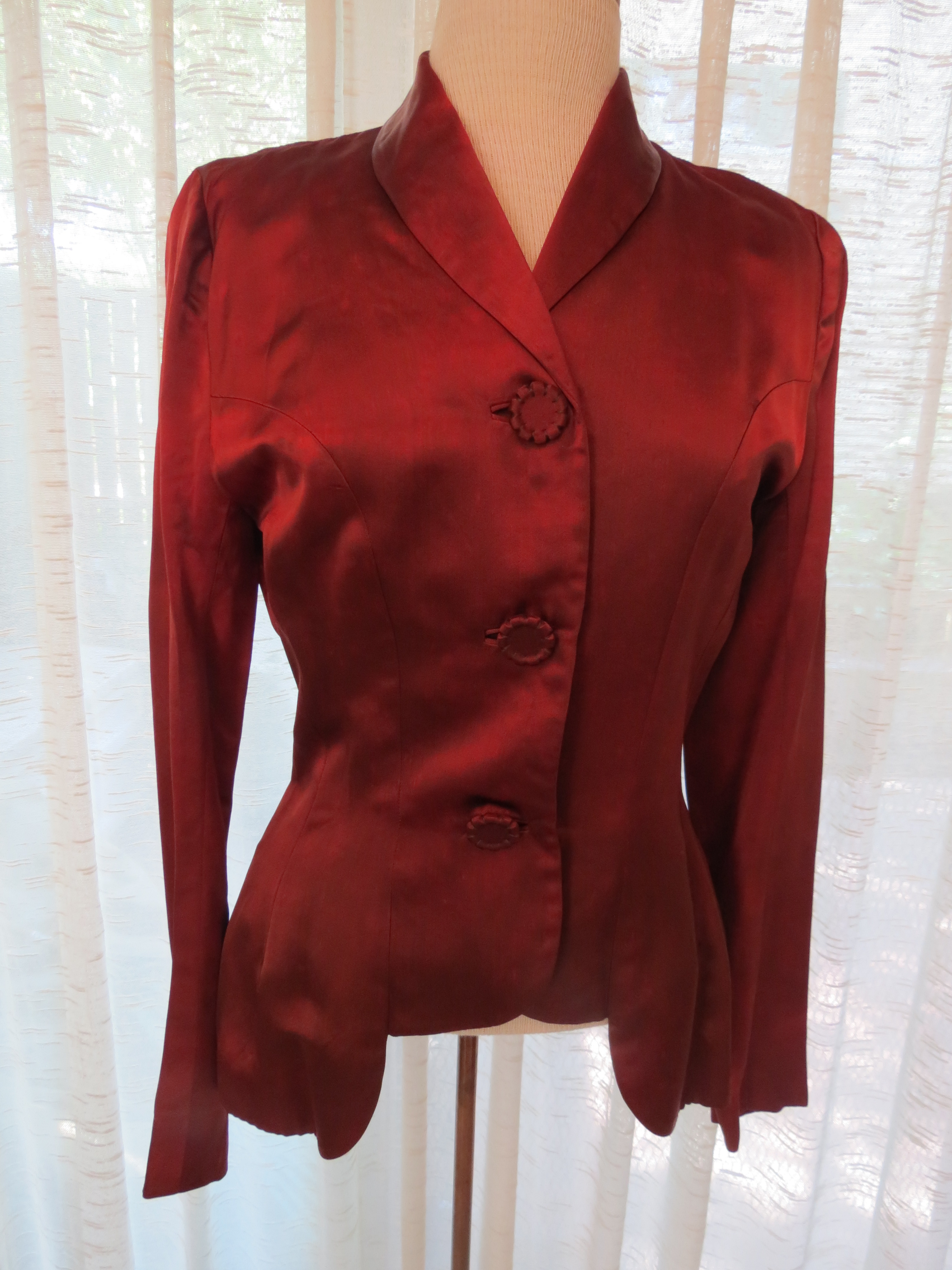 A FABULOUS TRUE VINTAGE 1940'S RAYON JACKET WITH GREAT BUTTONS